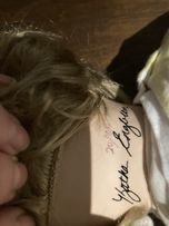 Porcelanowa Lalka ma sygnaturę z tyłu na szyji