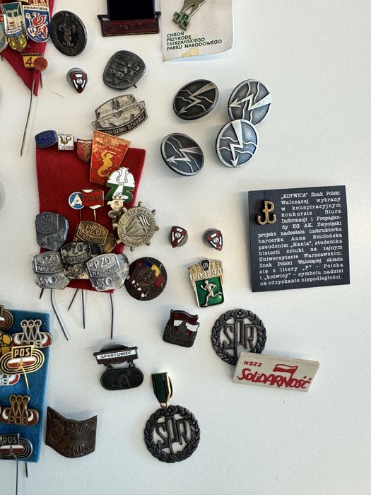 Okolo 150 wpinek przypinek okolicznościowych prl sportowe miasta