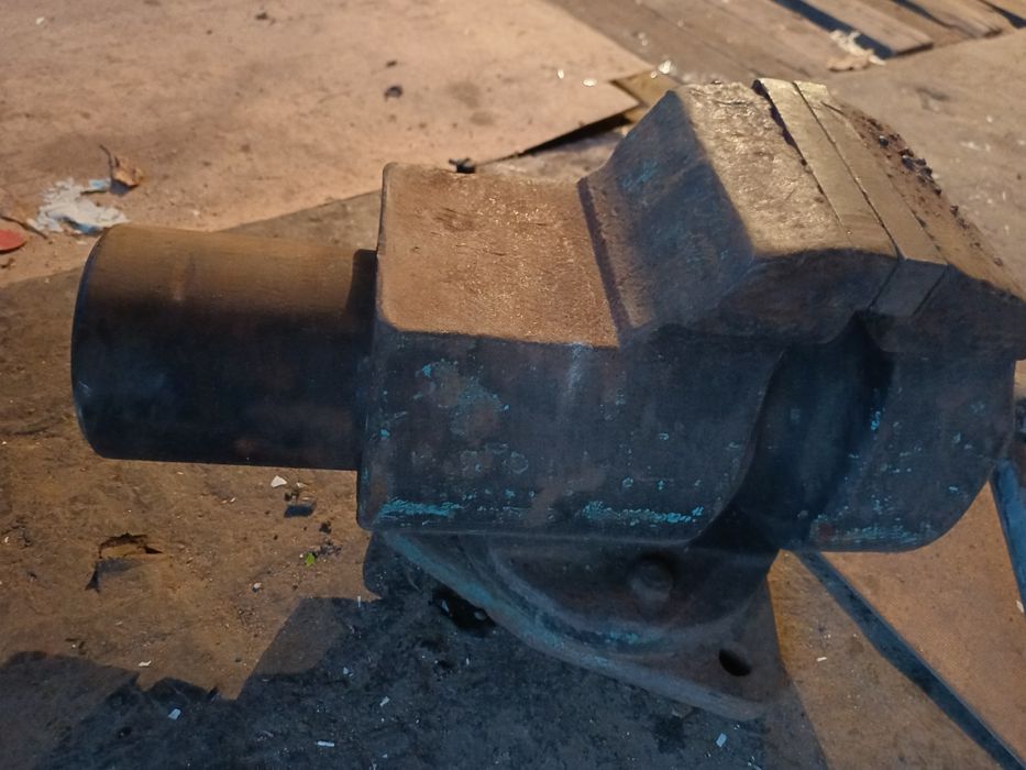 Продам тіски в гарному стані