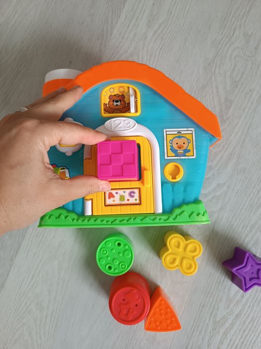 Casa de brincar com formas geométricas para encaixar