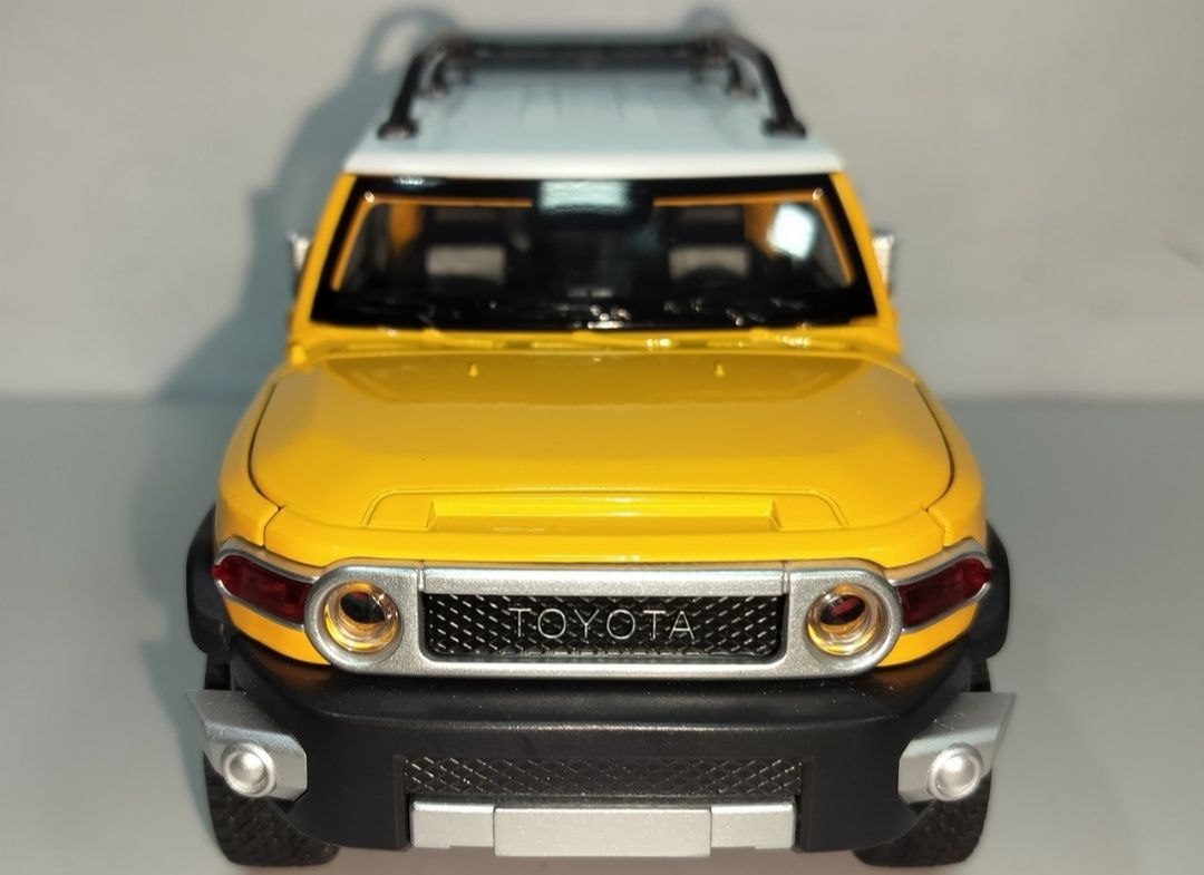 Toyota FJ Cruiser металлическая модель 1:24 CHE ZHI со звуком и светом