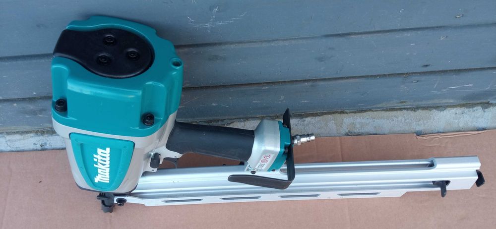 MAKITA Gwoździarka pneumatyczna 50-90 mm 8,3 bar kąt 21 °