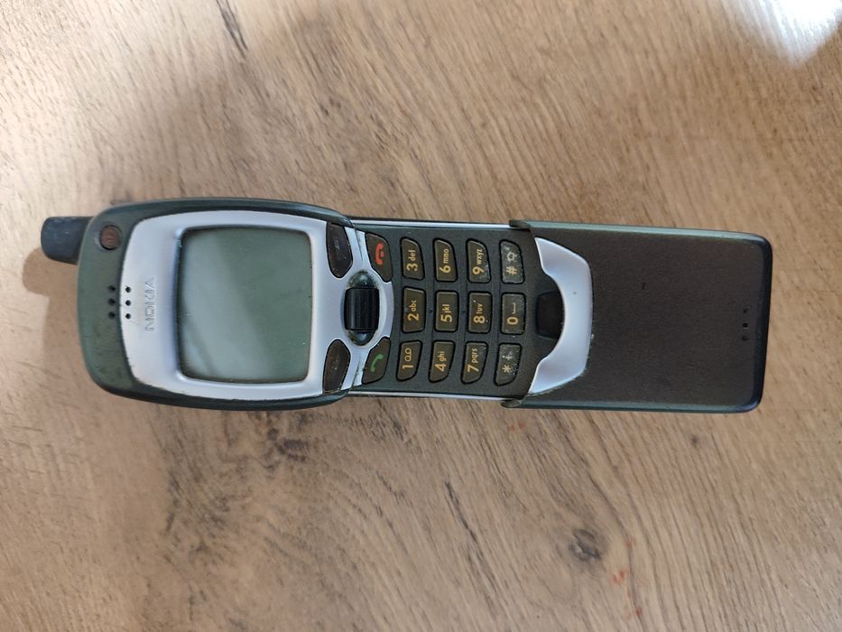 Telefon komórkowy retro GSM Nokia 7110 Matrix Banan Uruchamia się