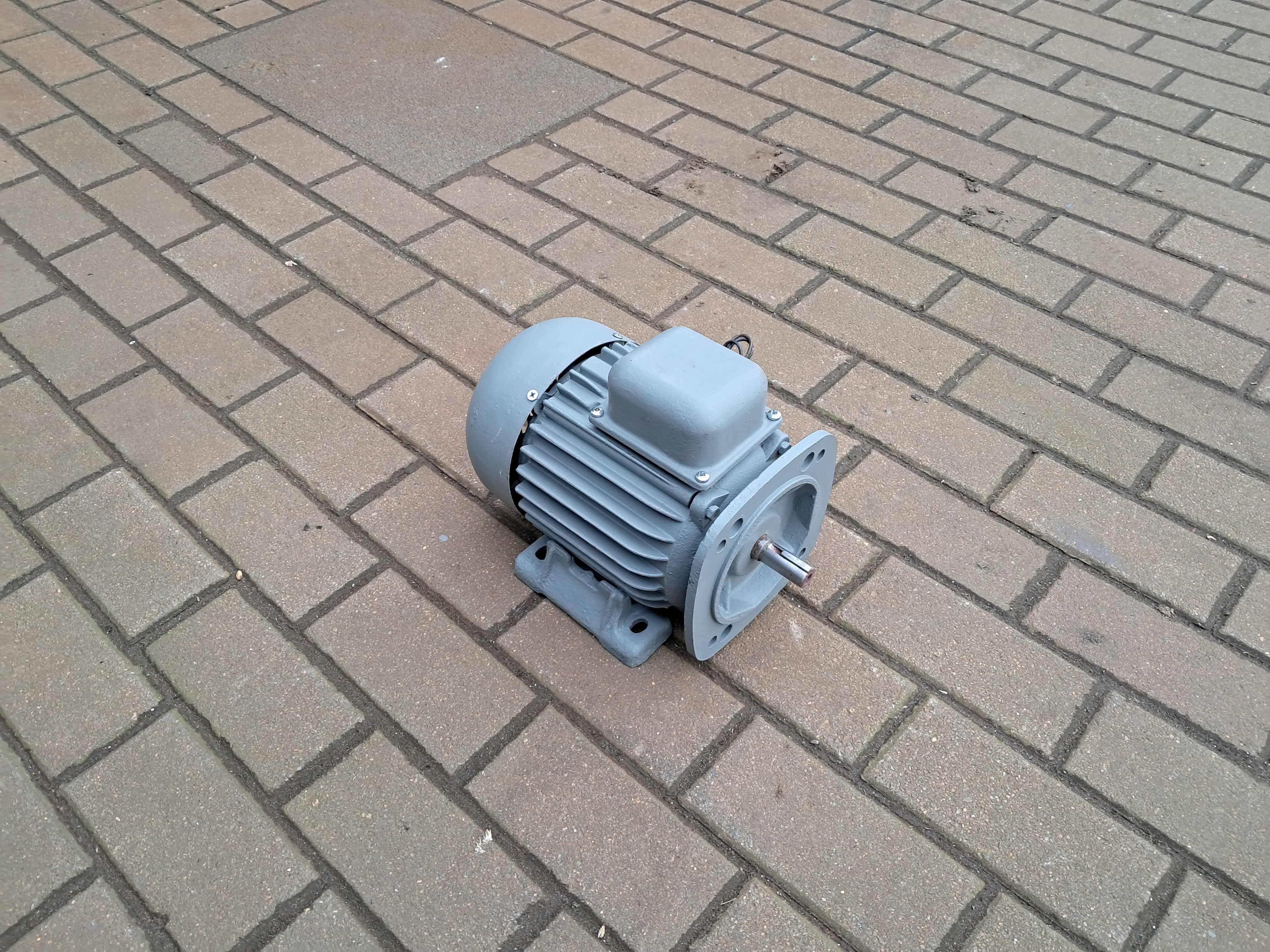 Silnik elektryczny wolnoobrotowy  0,4 kw  935 obrotów . Wysyłka