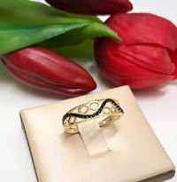 Delikatny złoty pierścionek z czarnymi cyrkoniami p.585