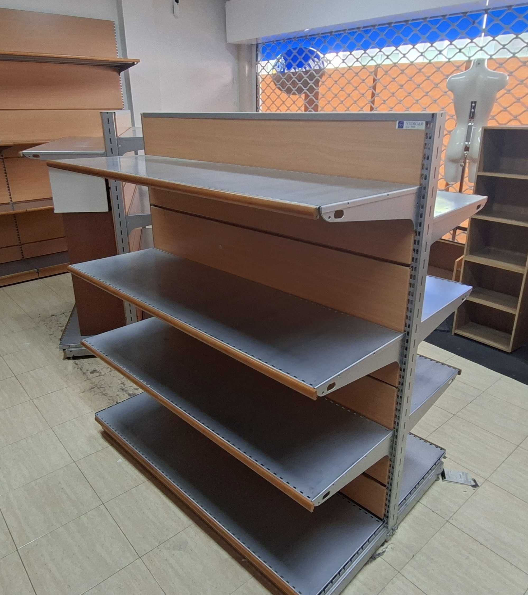 Conjunto de estantes em alumínio
