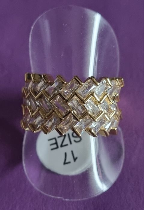 Anel dourado, em aço, com 3 fiadas de brilhantes. T17