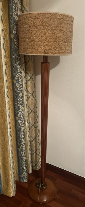 Candeeiro de pé alto em madeira