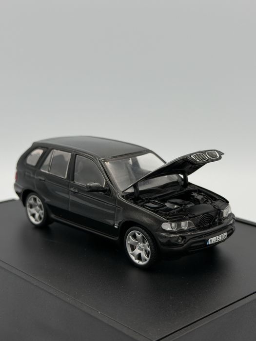 1:43 BMW E53 4.4 MINICHAMPS. Чорний колір.