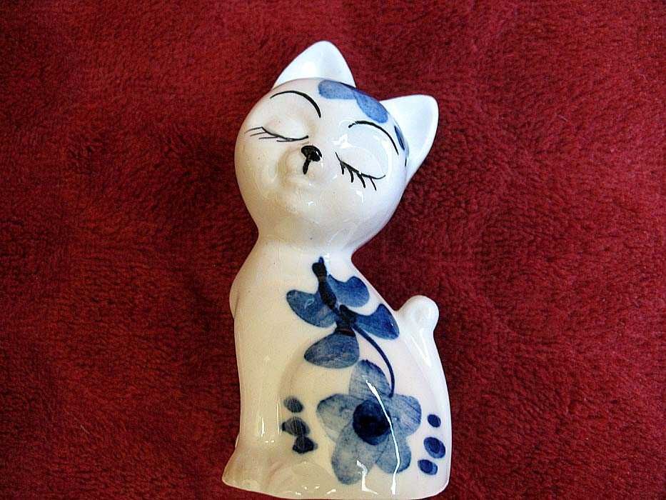 Kot - koteczka ręcznie malowana - porcelana - 8x4 x4cm Adolf Wache