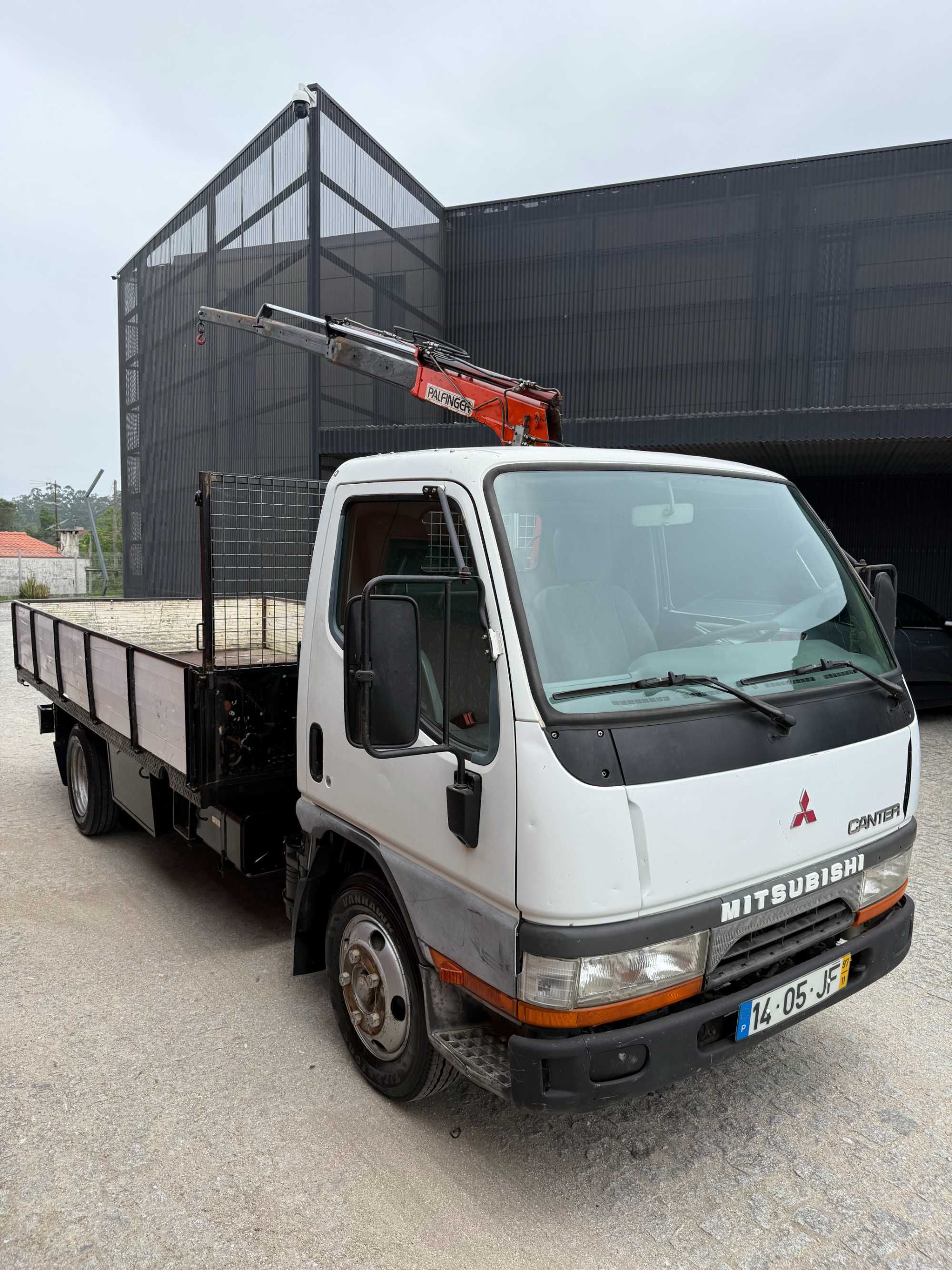 Carrinha Mitsubishi canter com grua