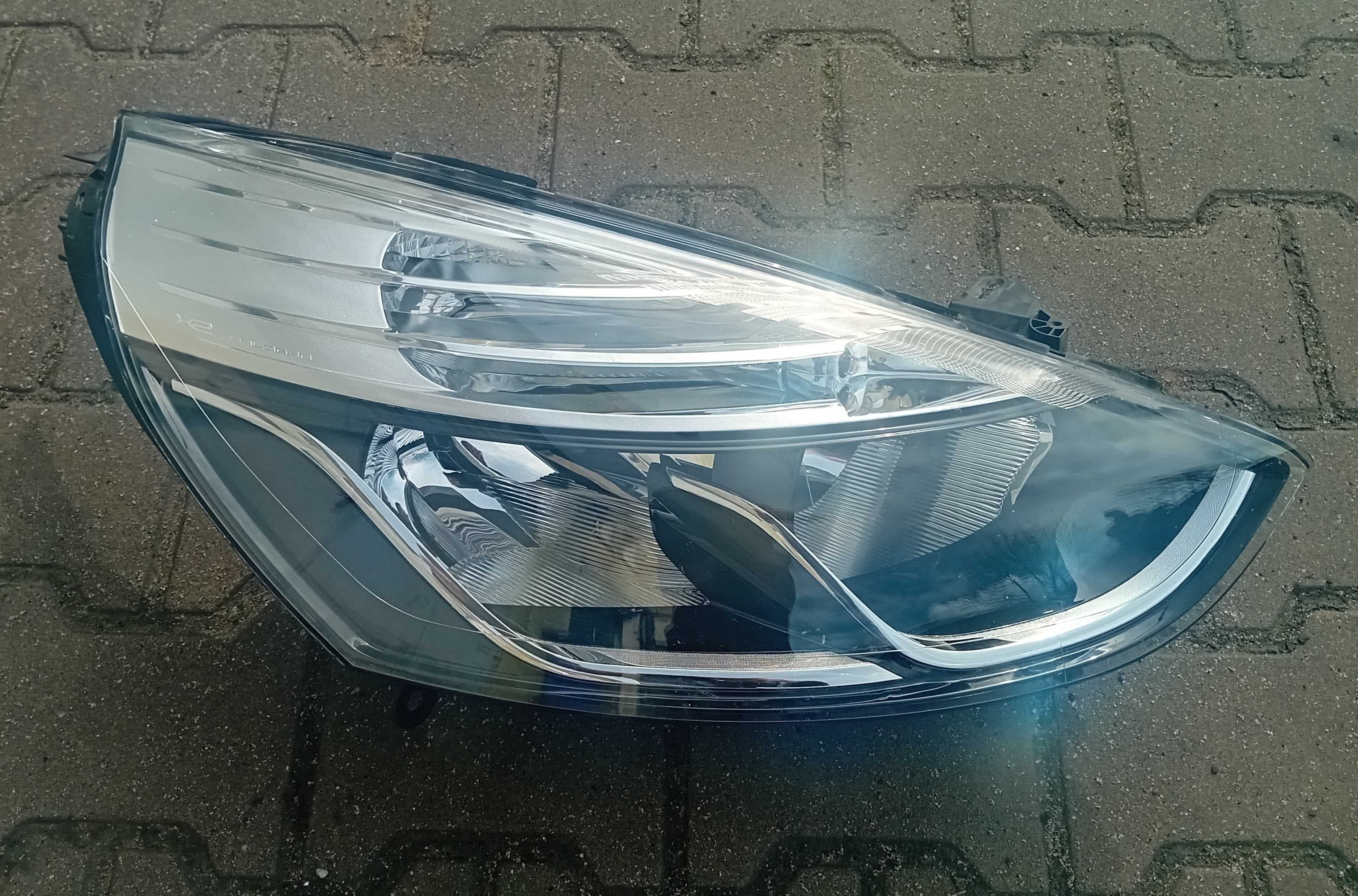 Renault Clio IV reflektor, lampa prawy przód.