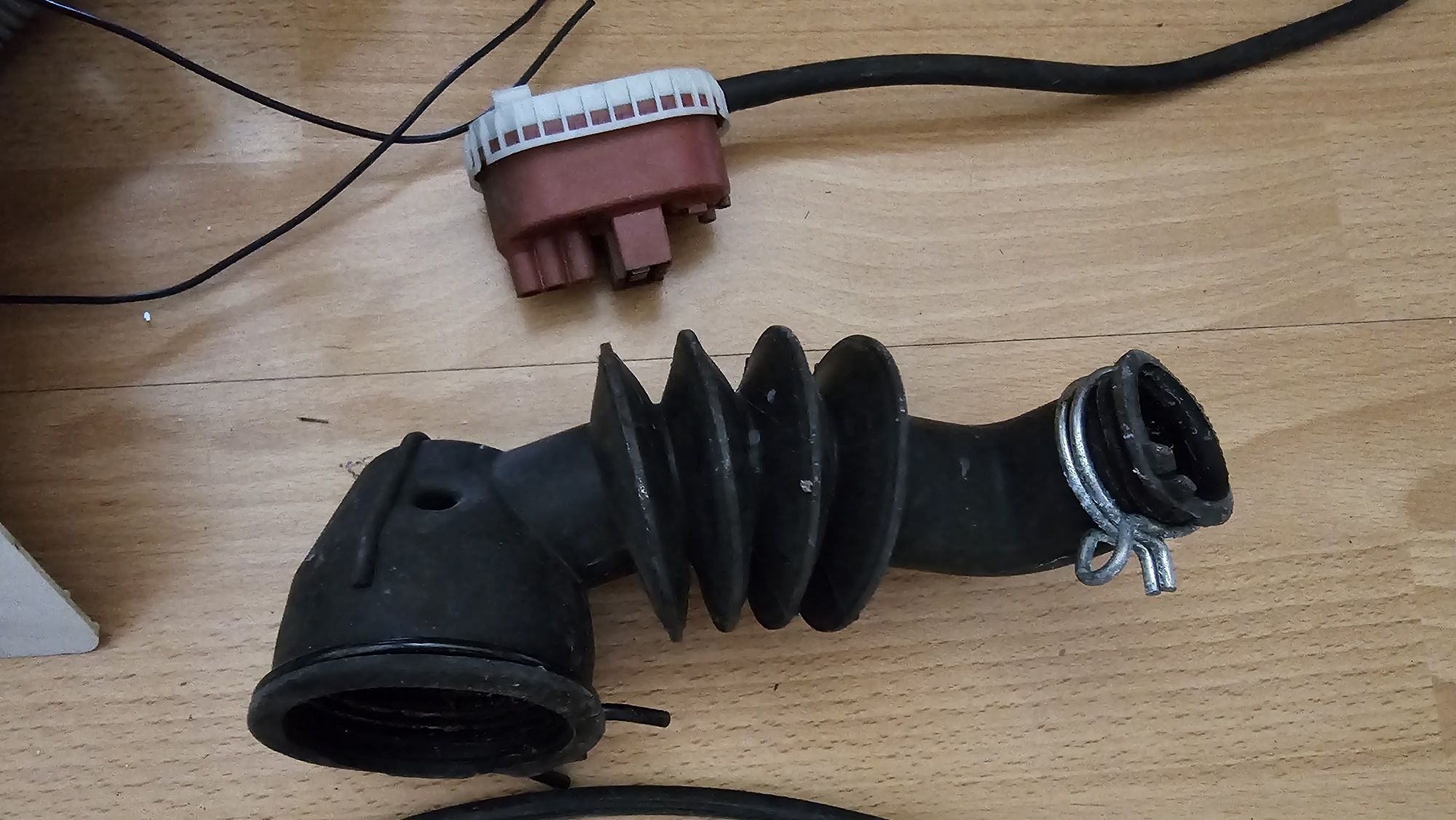 Części zamienne do pralki Whirlpool AWM 8083 wąż szuflada 6th sense