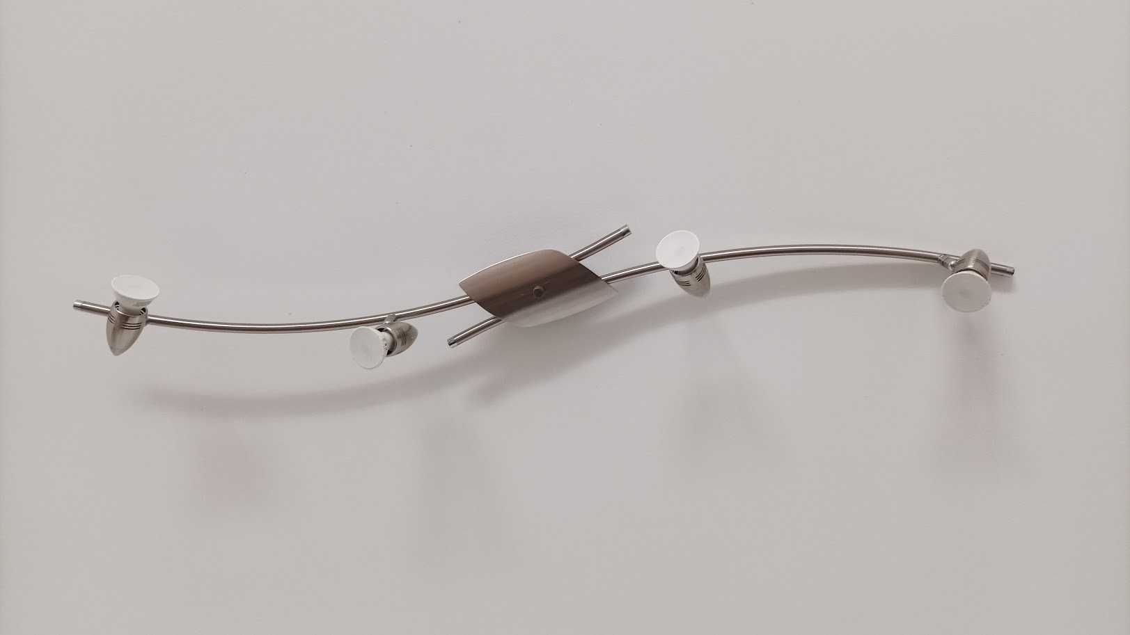 Plafon de formato longo moderna e elegante, em inox cromado brilhante.