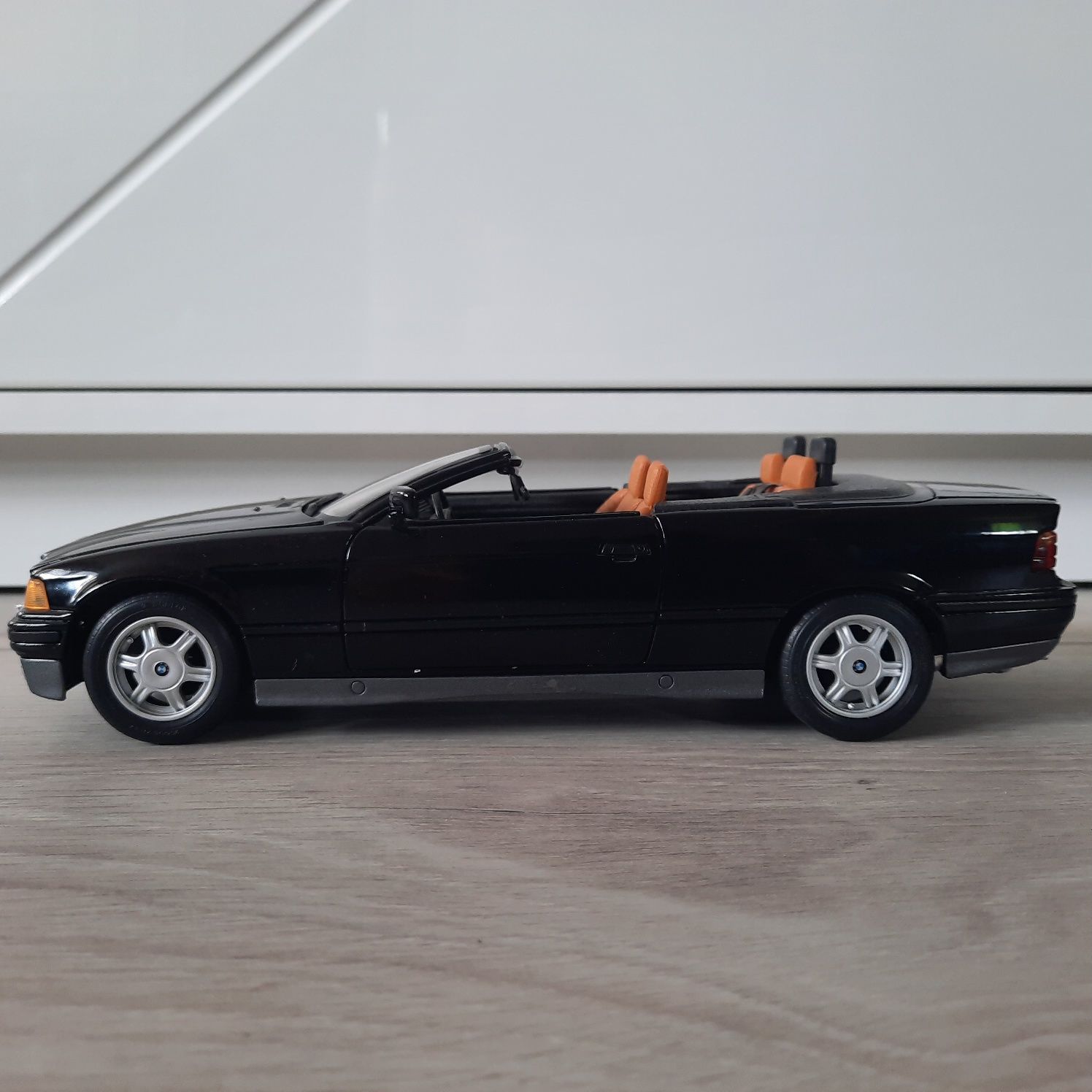 Auto Samochód Kolekcjonerski BMW 325i Convertible 1993 Maisto 1:18