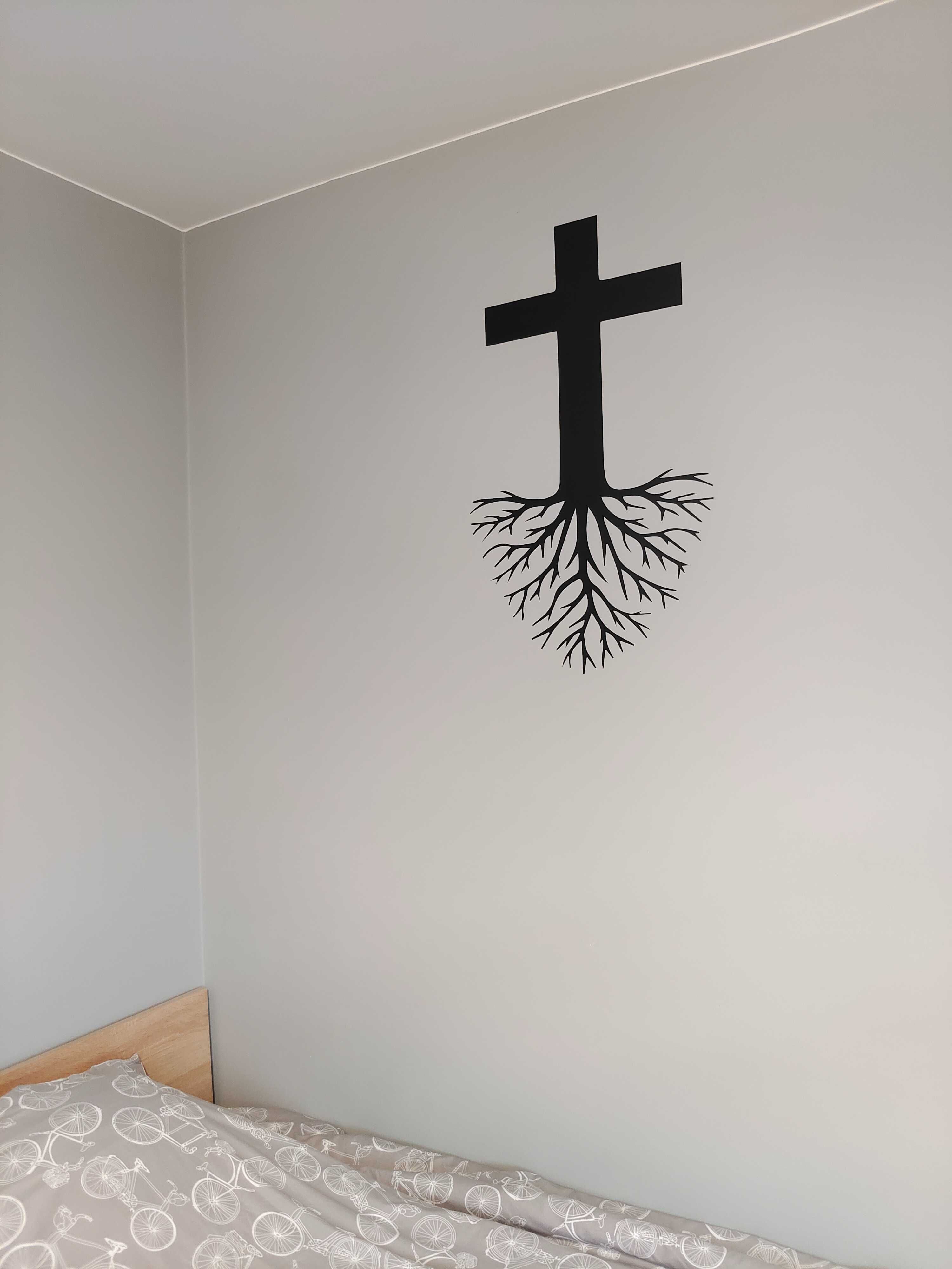 Naklejka na ścianę krzyż z korzeniami