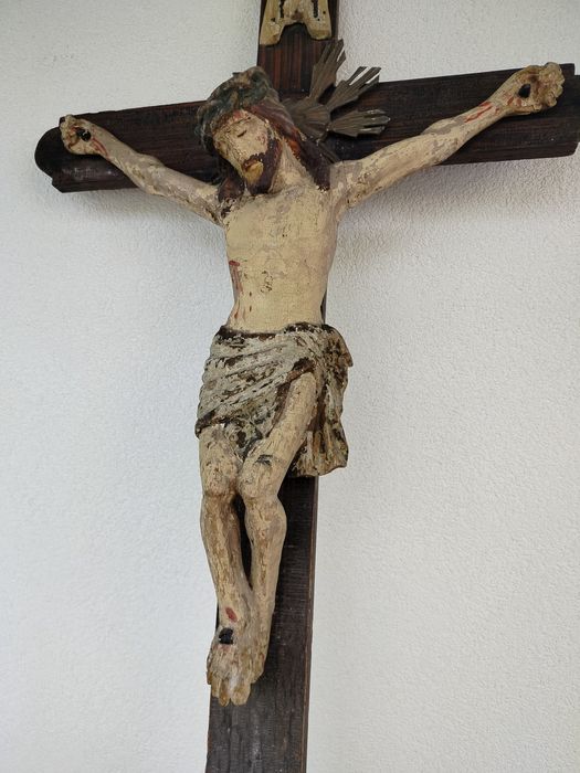 Stary wielki drewniany krucyfiks krzyż z drewniana figura Jezusa