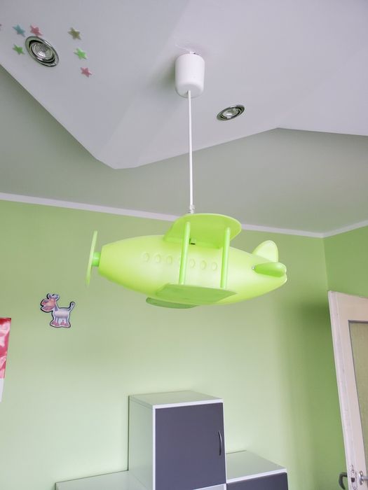 Lampa wisząca w kształcie samolotu.