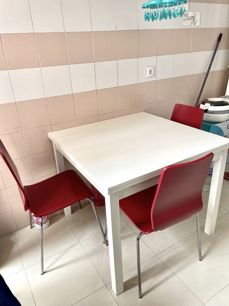 Mesa branca madeira extensível + cadeiras vermelhas