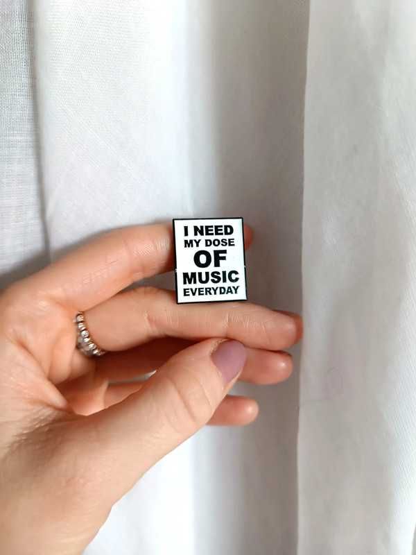 Pin przypinka I need my dose of music