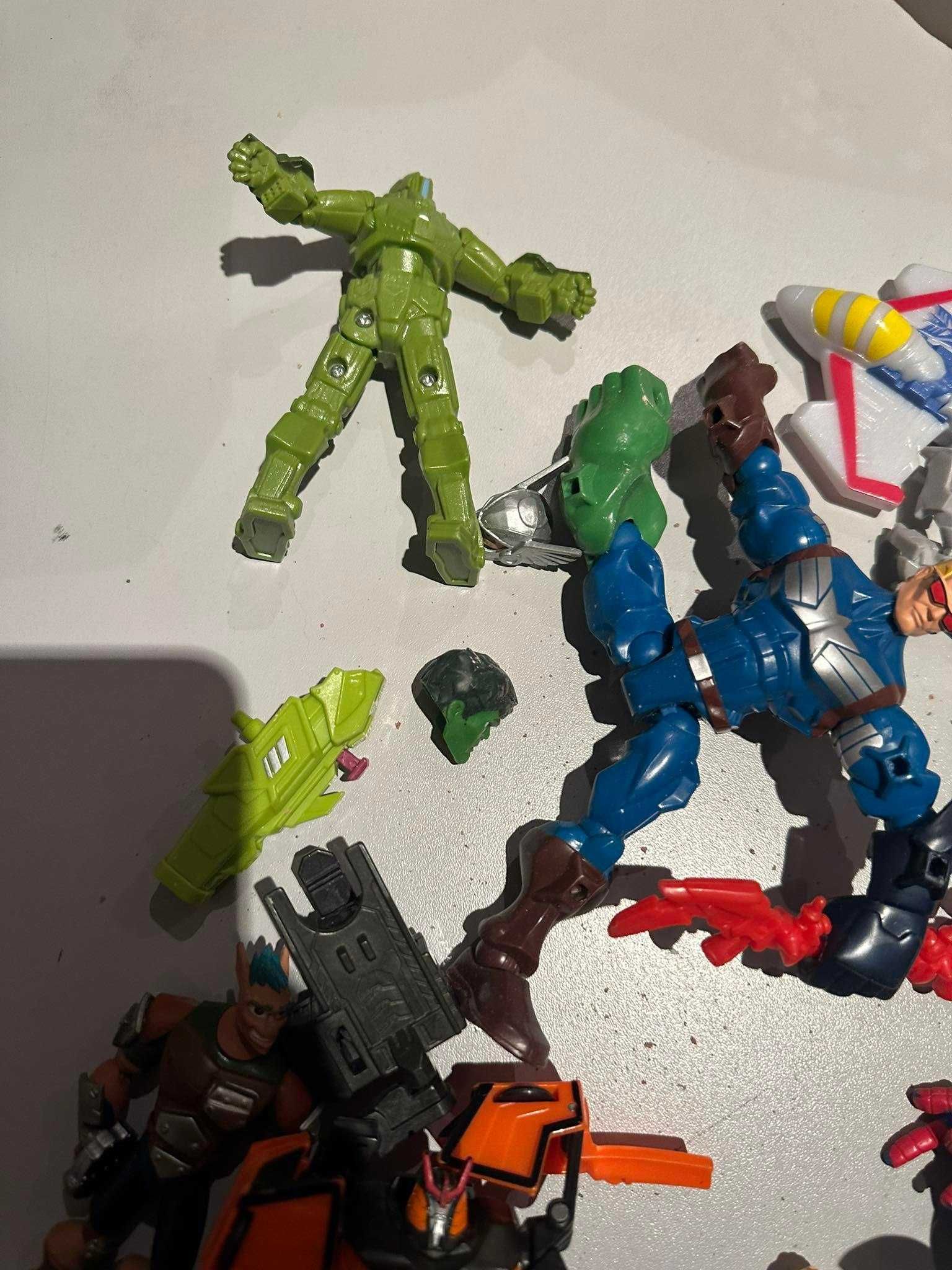 Zestaw różnych figurek akcji \ figurki zabawki Transformers Marvel itp