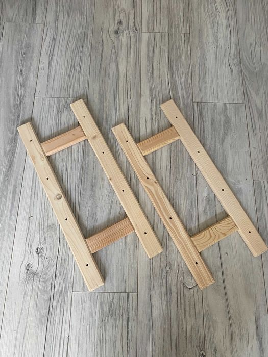 drewniane boki regału modułowego