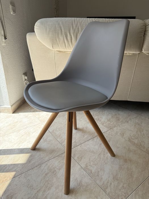 Cadeira cinza almofadada