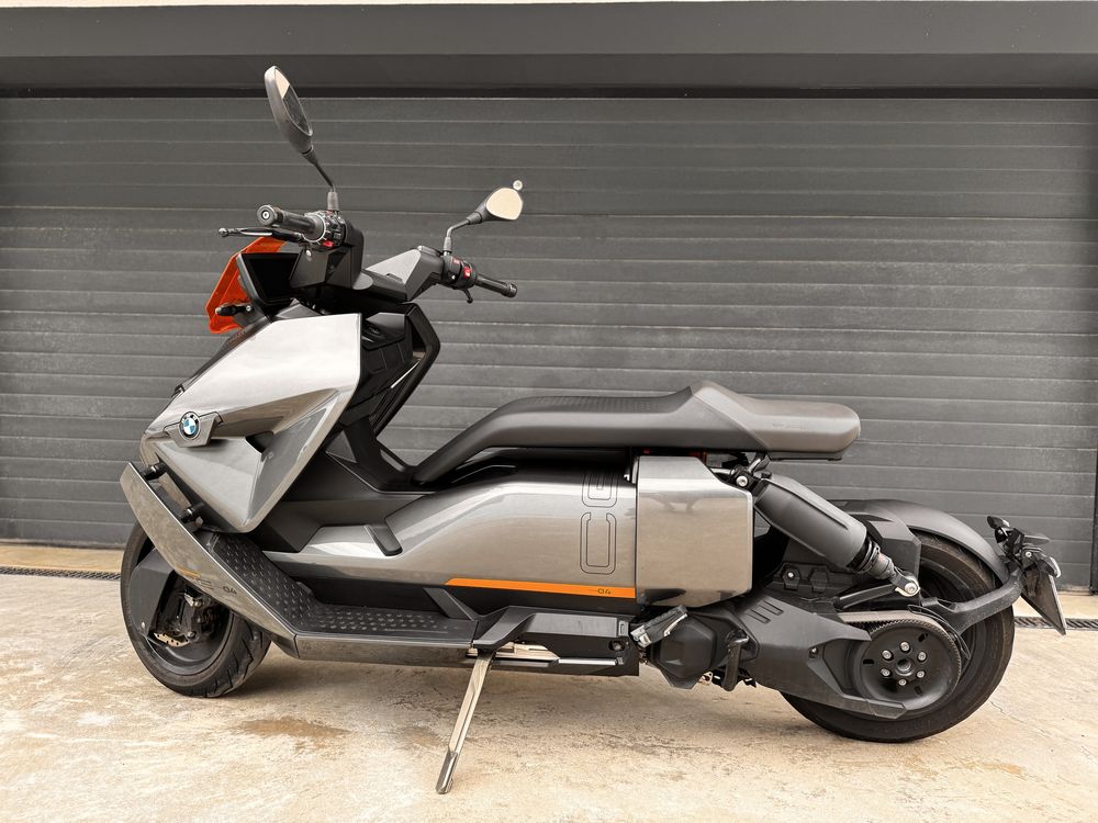 BMW CE04 como nova