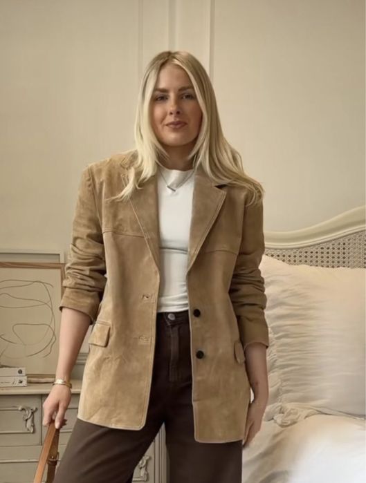 Замшевый двубортный удлиненный пиджак тренд осень 2025