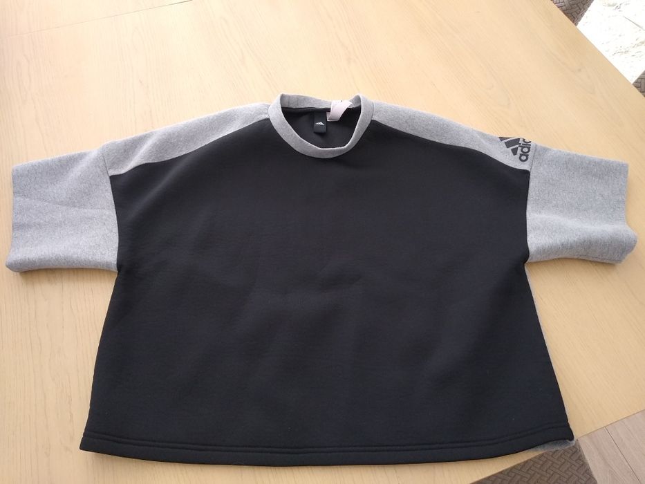 Młodzieżowa bluza Adidas z krótkim rękawem