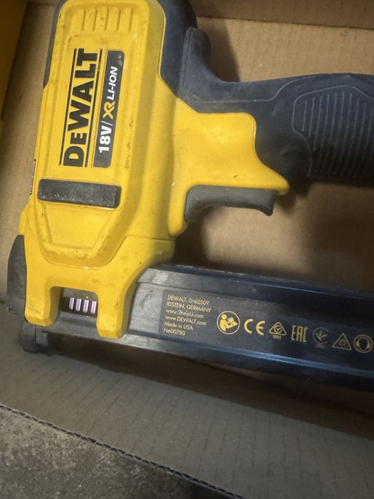 Akumulatorowy zszywacz do kabli dewalt