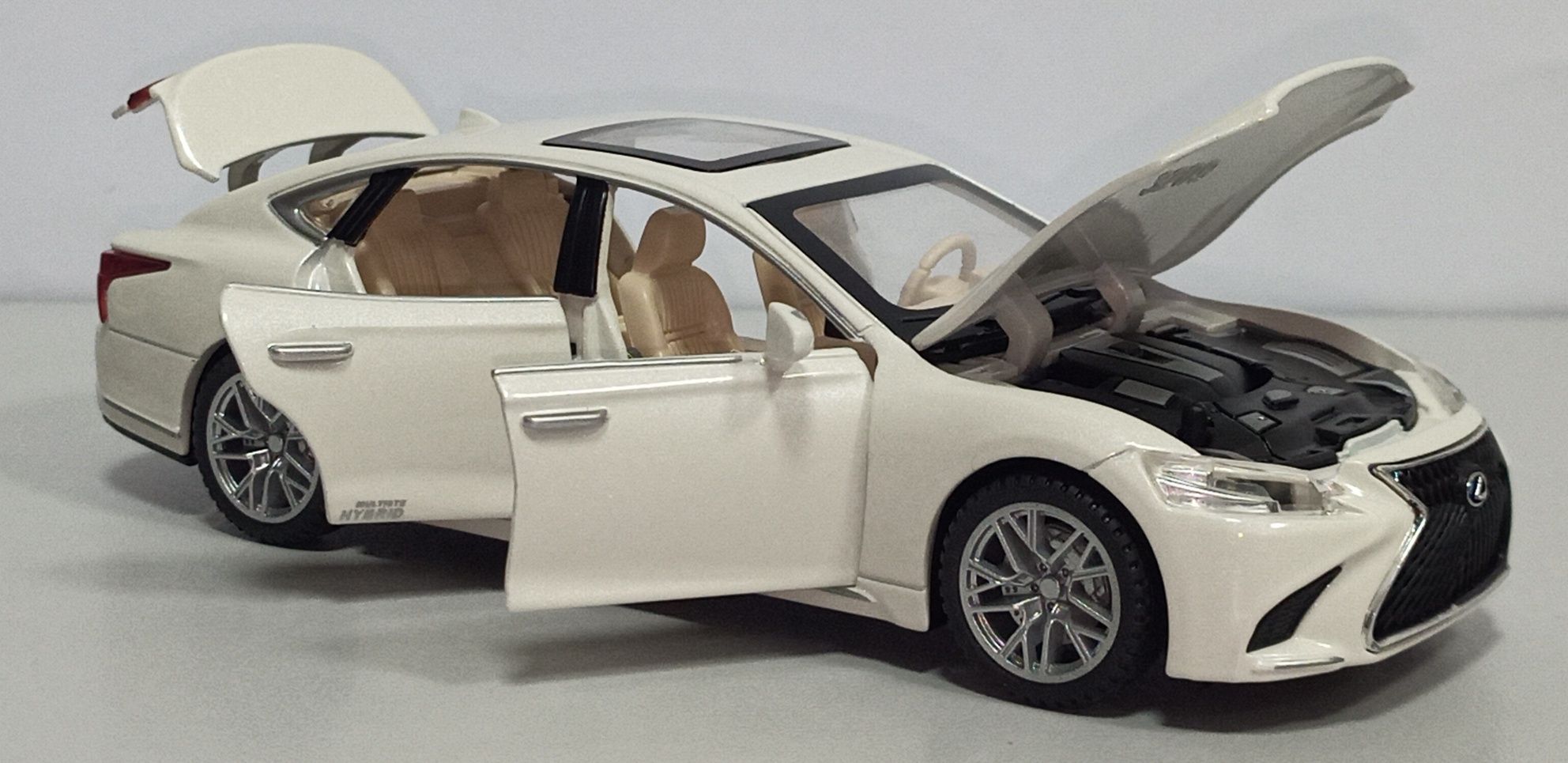 Машинка Lexus LS500h модель 1:32. Металлическая, звук, свет.