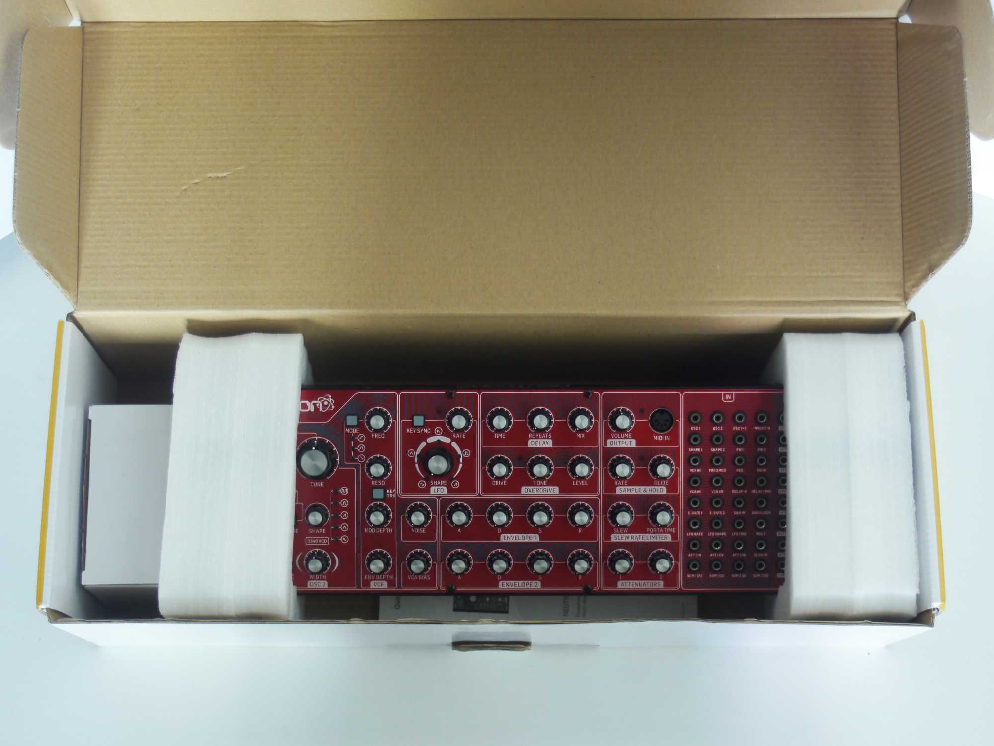 Behringer Neutron - Sintetizador parafónico semi-modular (como novo)