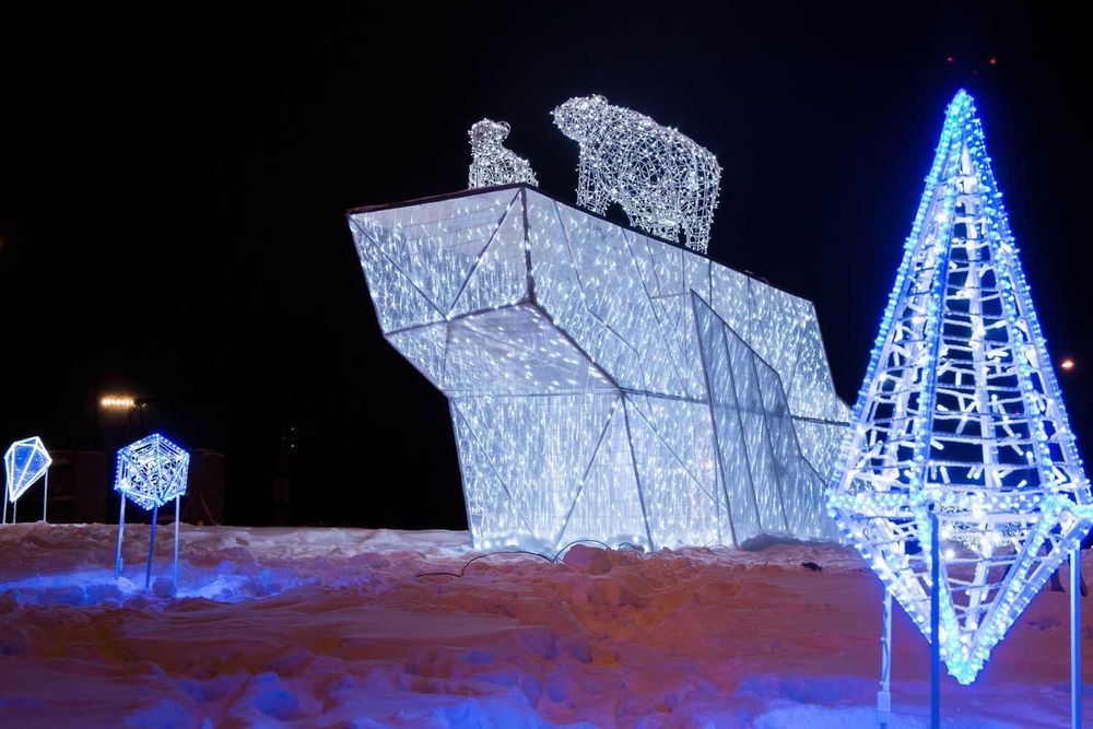 Украшение новогодними гирляндами, монтаж гирлянд, украшение домов