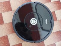 Aspirador Robot Roomba a funcionar, para desocupar