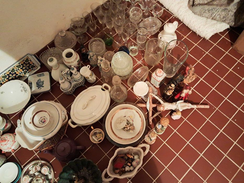 Lote de louças antigas e objectos de decoração