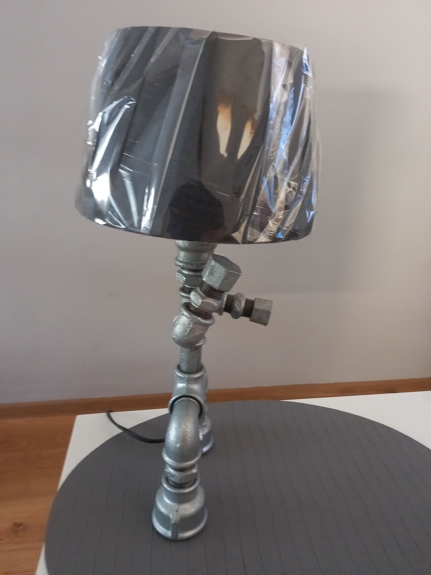 Lampa z rur Loft Industrial Ludzik Robot Rury Klosz Stojąca Stołowa