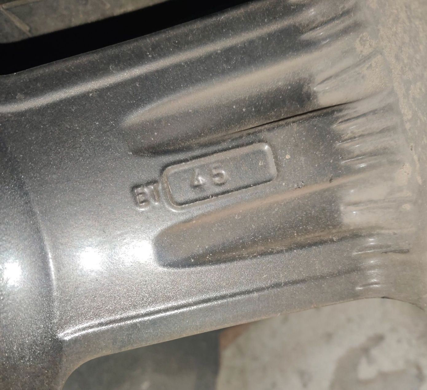 Jantes 18" com pneus Continental 235/40.
Dois praticamente novos, os o