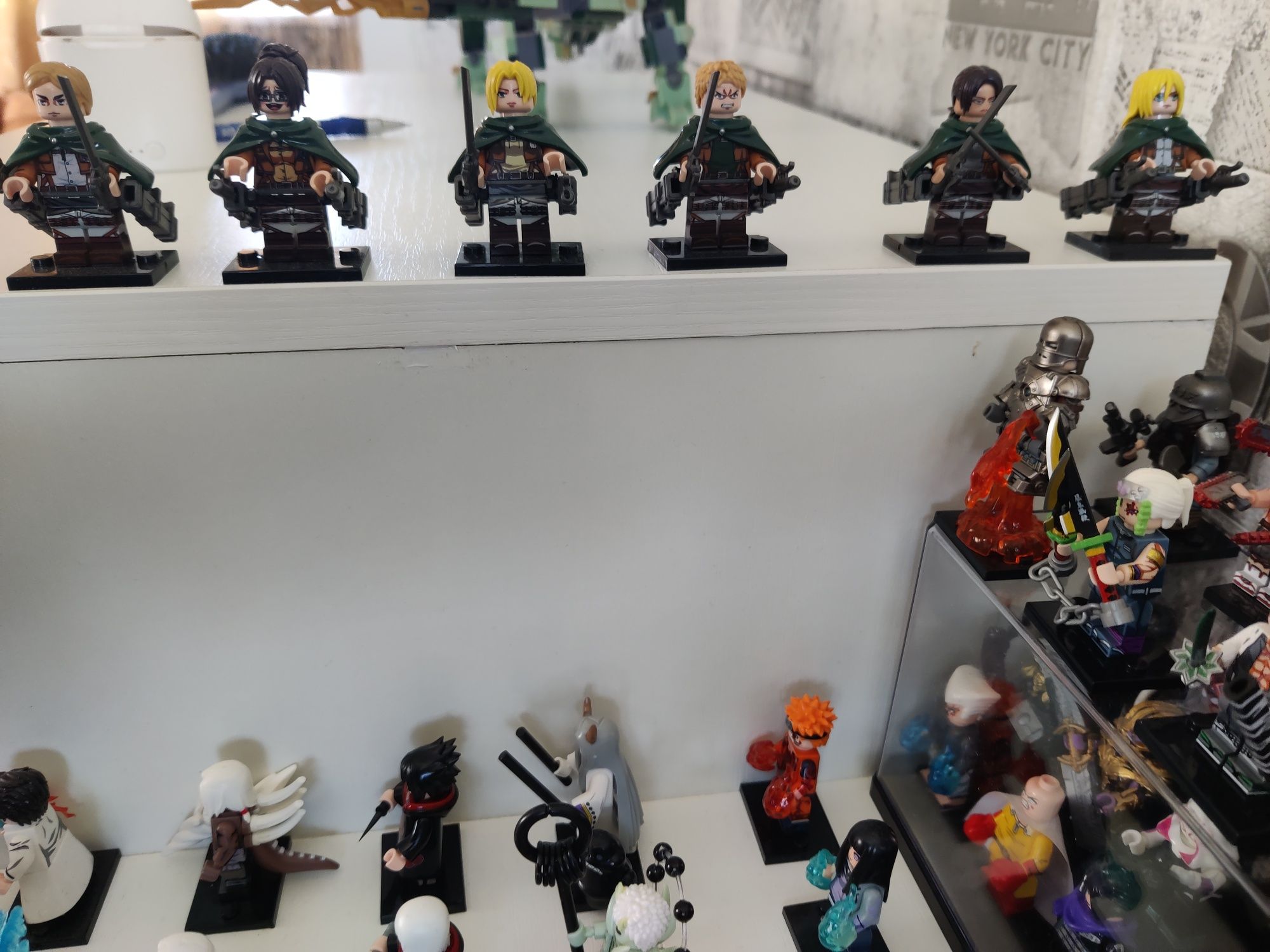 Продам минифигурки Лего Атака Титанов