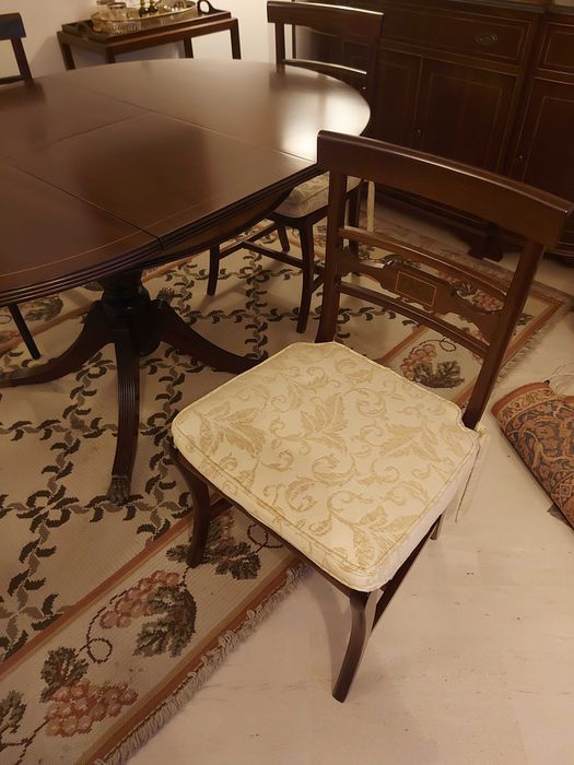 Mesa de jantar extensível e 4 cadeiras