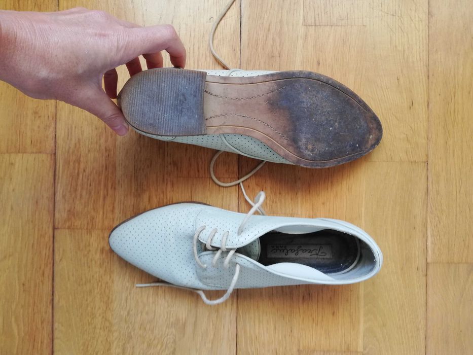 Sapatos de pele brancos