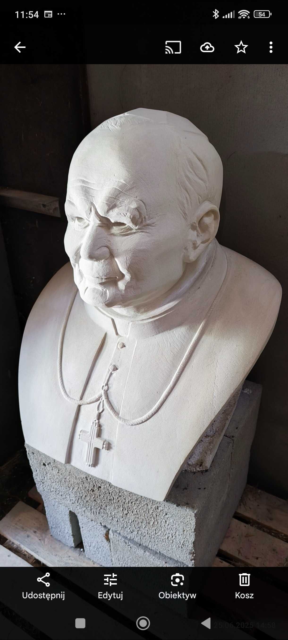 Jan Paweł II papież popiersie rzeźba kamień piaskowiec jasny