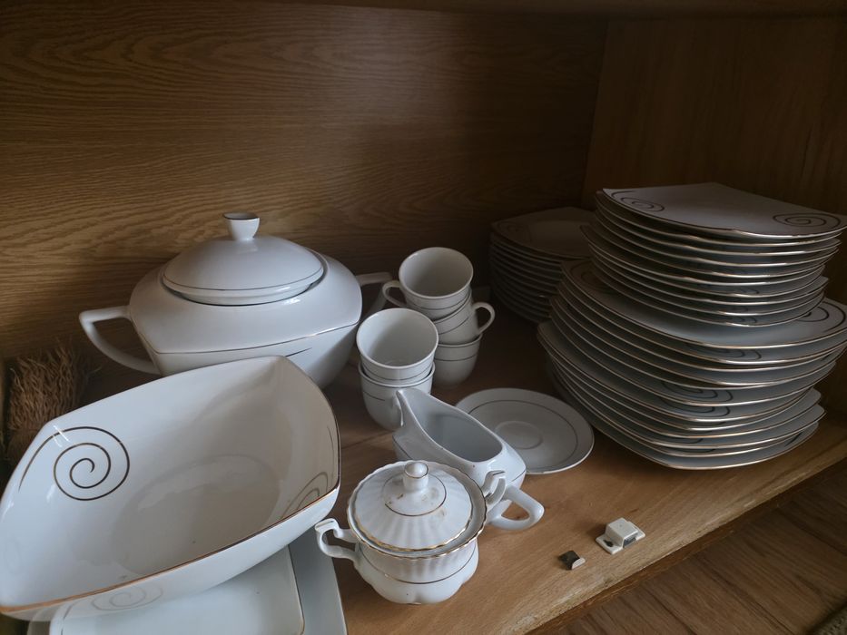 zastawa talerzy zdobionych