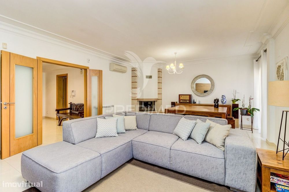 Moradia T5 - Vialonga, garagem p 5 carros, jardim e piscina