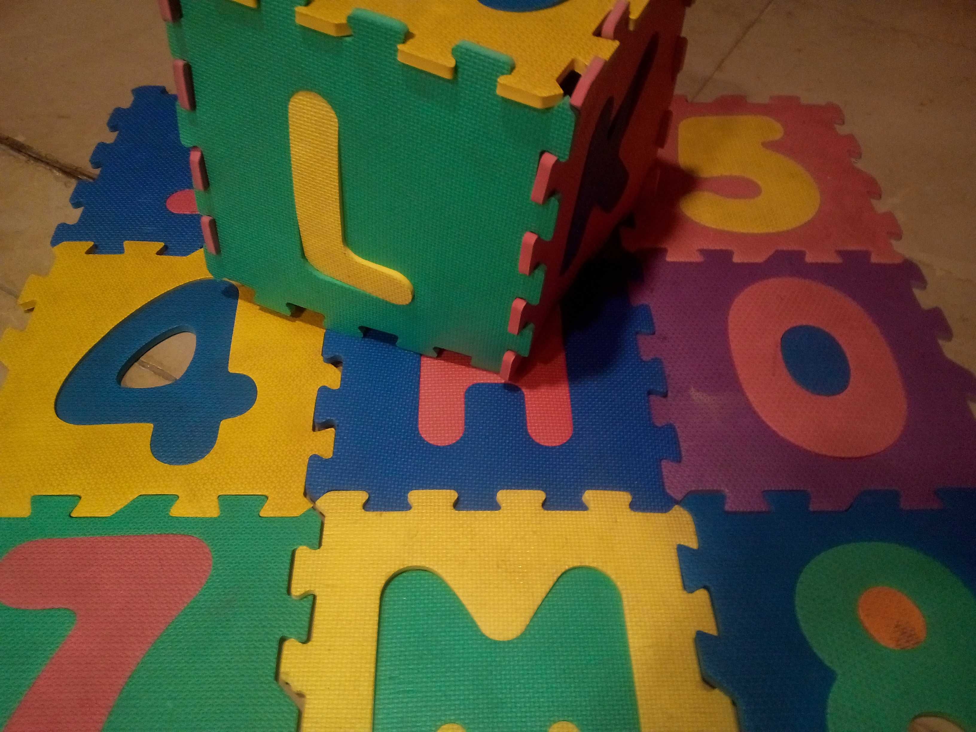 18Placas EVA coloridas p/ tapete-puzzle/cubos c/letras e n.ºs(encaixe)