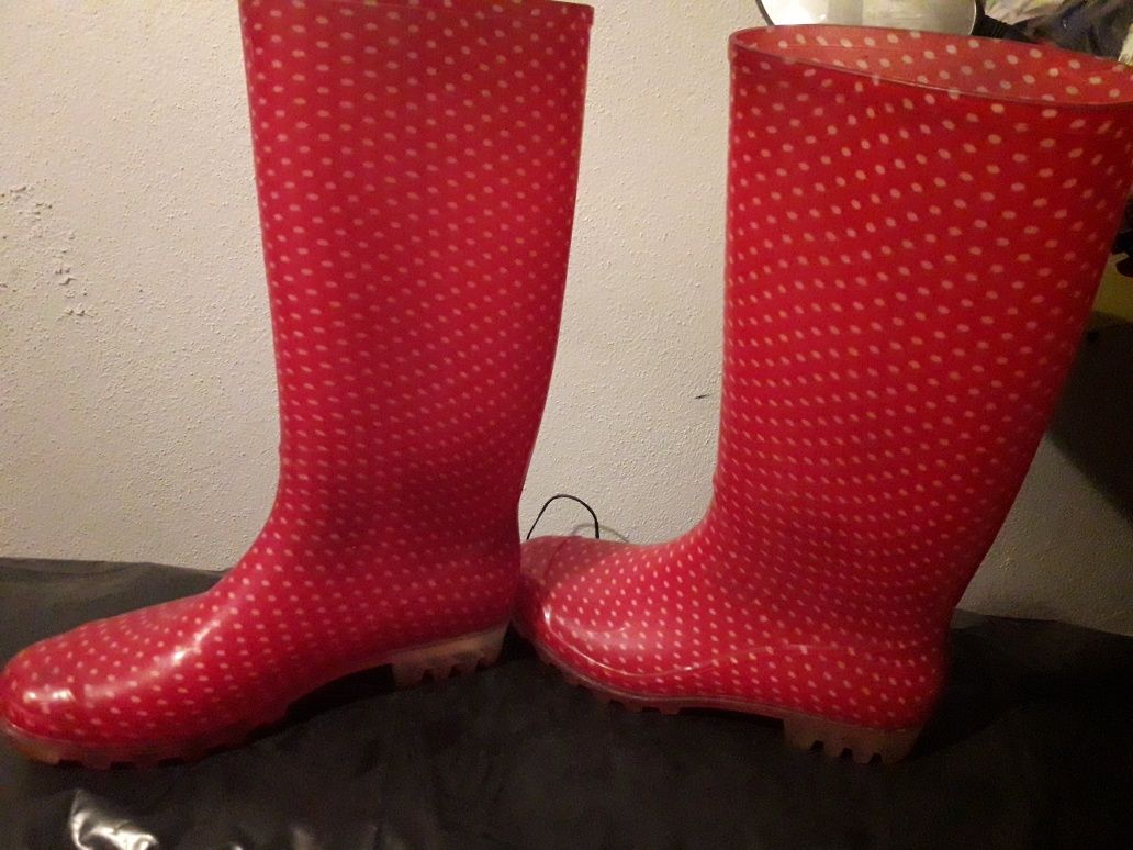 Botas de borracha para chuva azuis e vermelhas