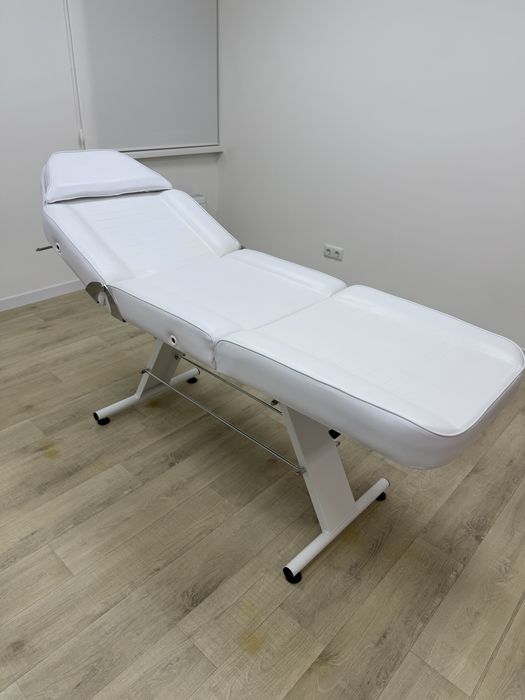 Косметологічна кушетка для салону краси.