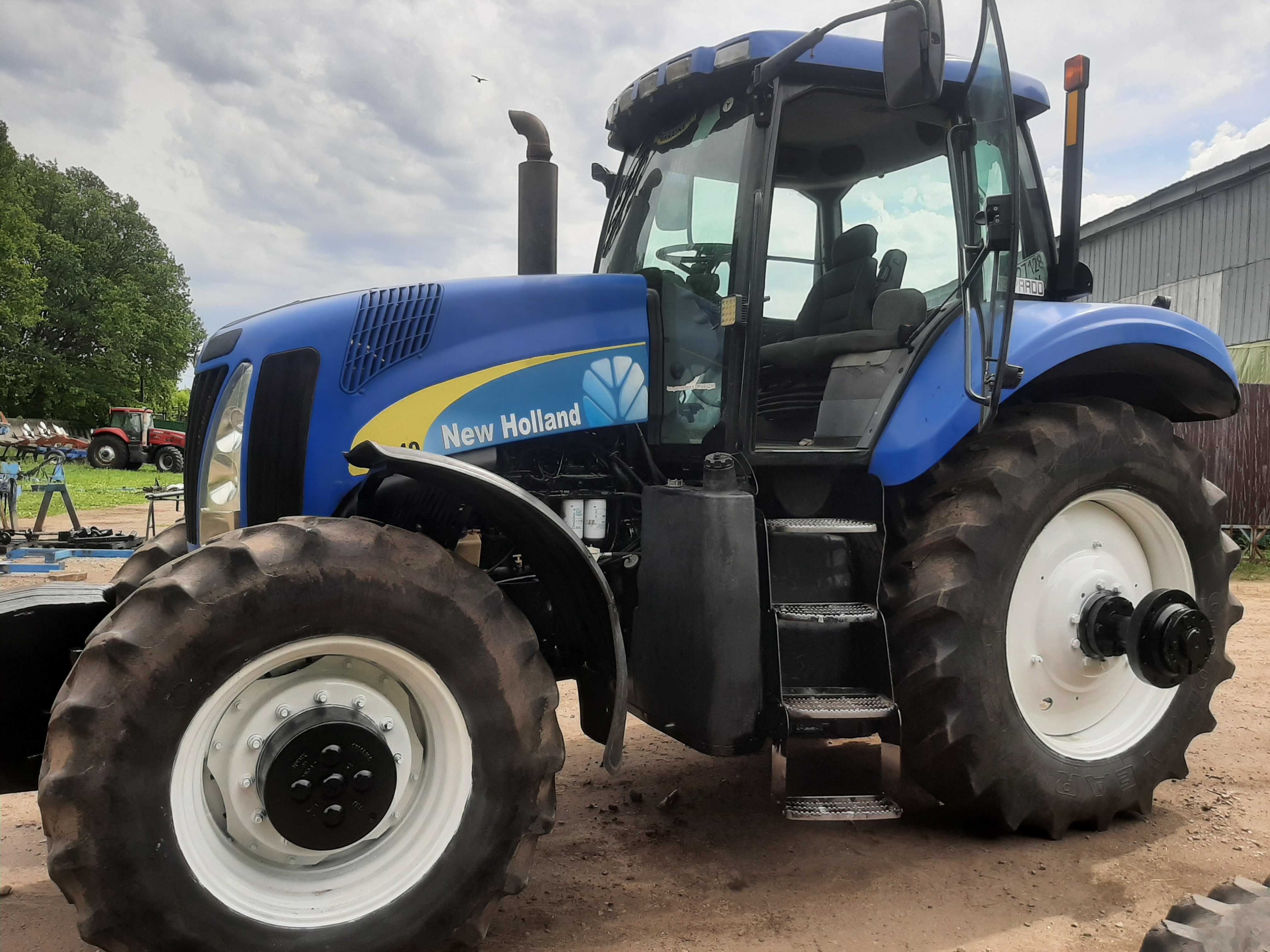 трактор New Holland T 8040