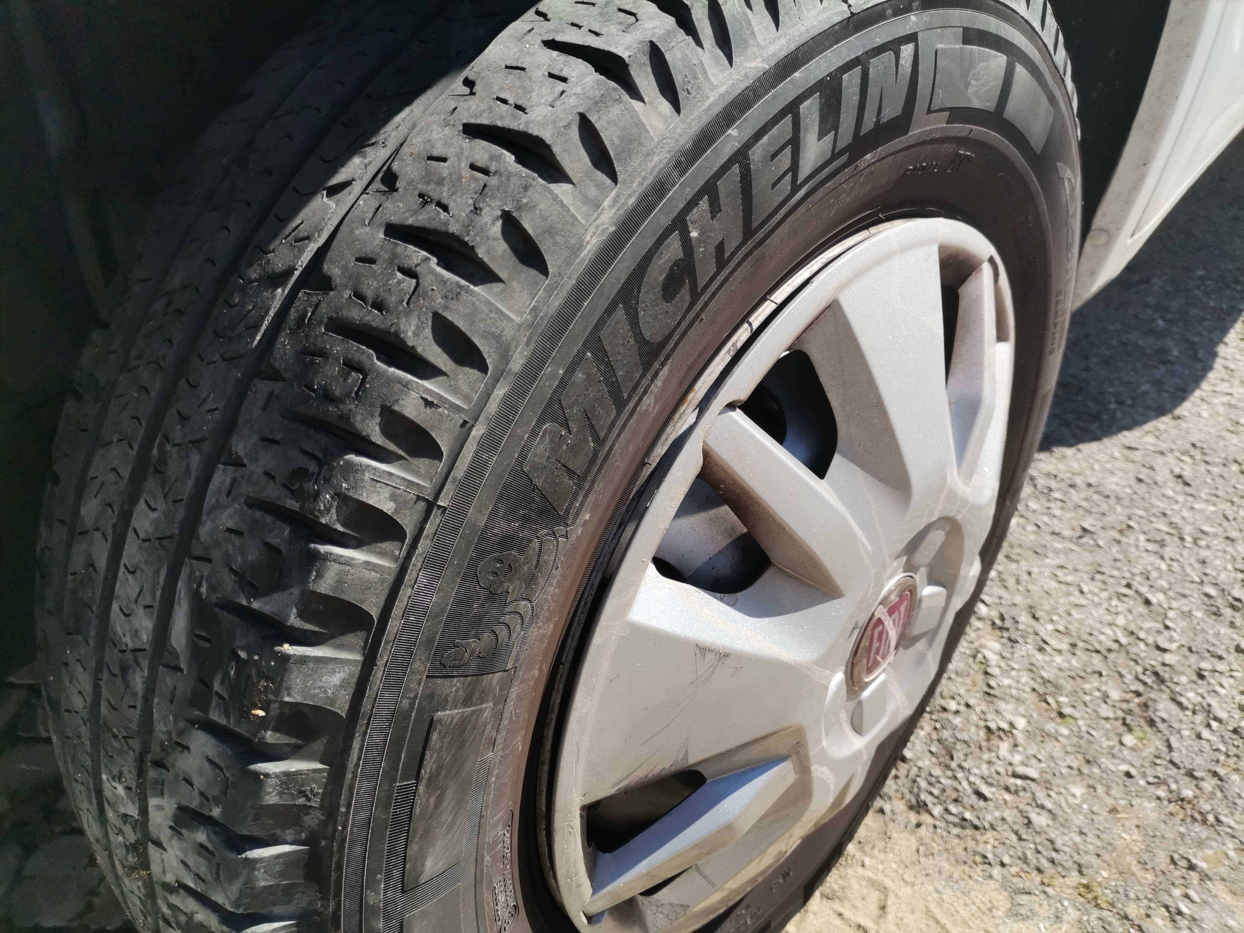 Vendo 4 jantes com pneus 215 70 R15 para autocaravana