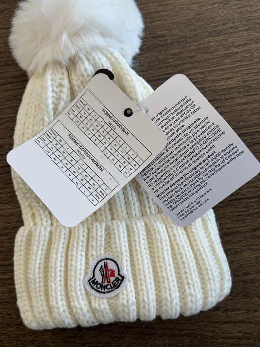 Czapka zimowa Moncler z pomponem biała